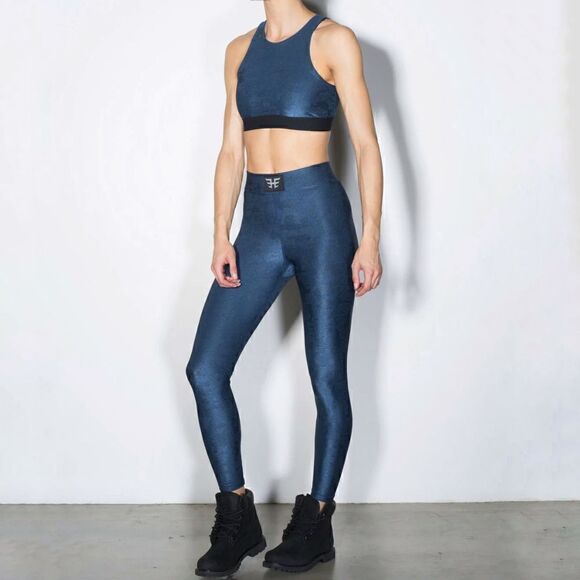 heroine Sport NWT ‘Swap’ Sports Bra in ‘Arctic Camo’ Navy Blue Size Medium - Picture 10 of 10
